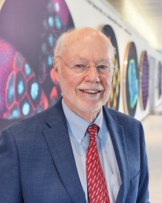 Phillip_Sharp_22-09-26_MIT_Koch_Institute_Steve-Boxall_3021_Color-Portrait[10].jpg